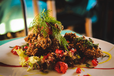 Plato de pollo empanado acompañado por ensalada