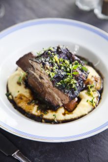 costillas y puré de patatas