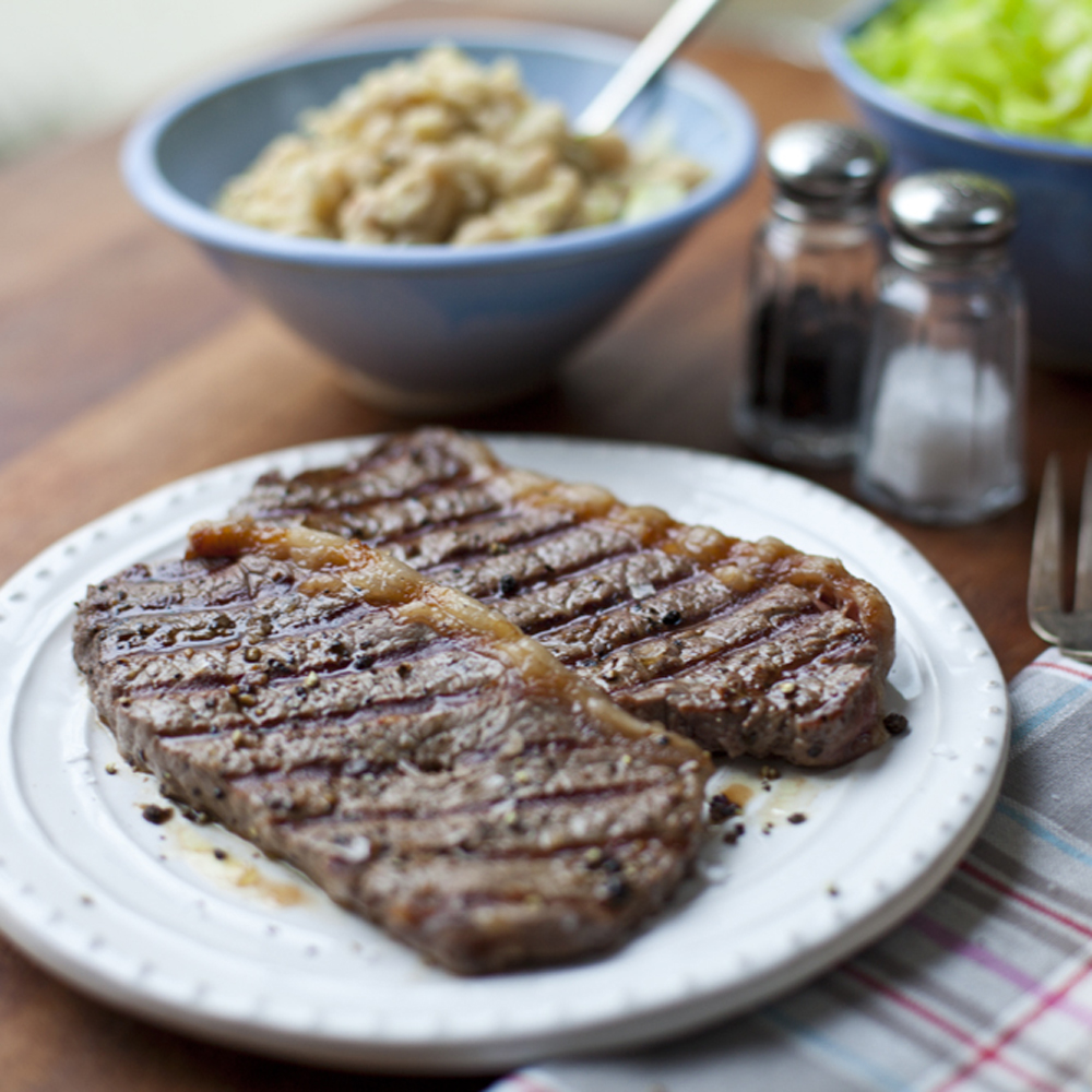 dos trozos de filete en un plato