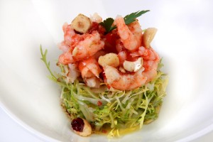 Ensalada de Camarones con vinagreta de aguacate, mango y avellanas