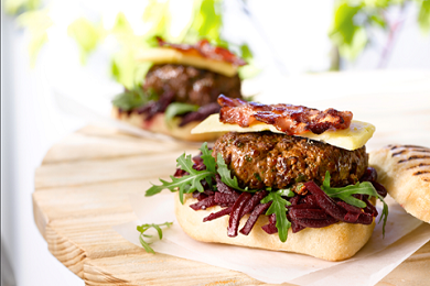 Hamburguesa de carne de vacuno irlandés con beicon, queso y remolacha