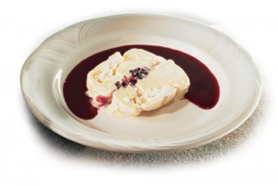 Tarrina de helado de vainilla con merengue y salsa de moras