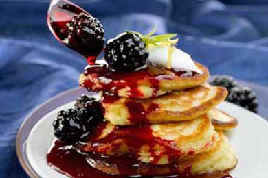 Pancakes con frutas del bosque y sirope de arce