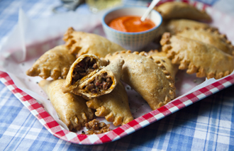 Empanadillas Picantes de Carne con una Salsa de Pimiento Rojo Asado