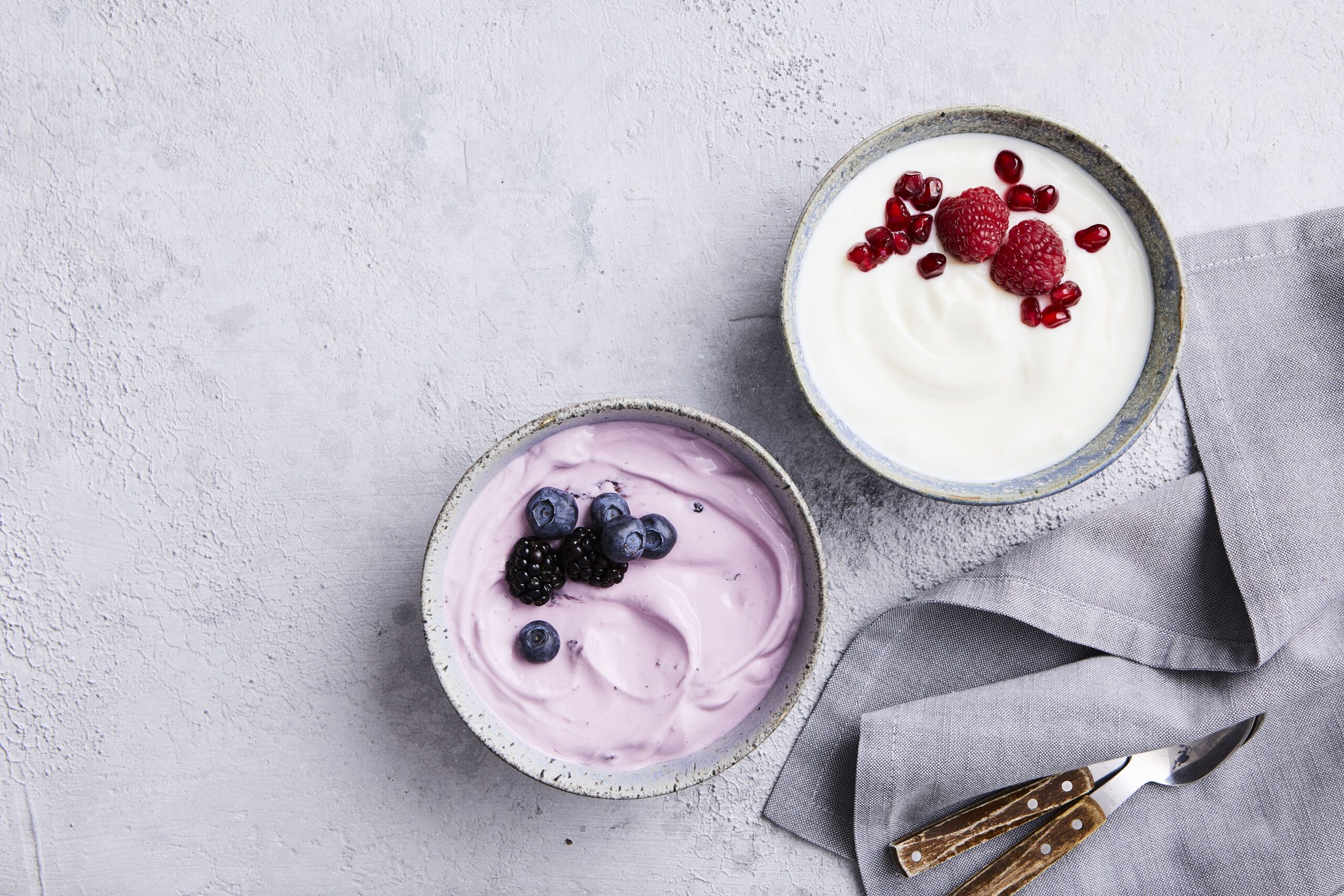 dos tazones de yogur con frutas del bosque