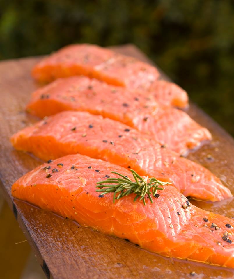 cuatro filetes de salmón crudo